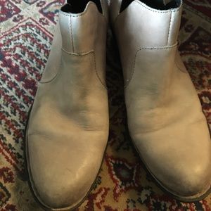 EUC Born gray zip in back ankle boot size 9m